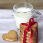 ginger bread heart-shaped-cookies-and-milk 2000x3000
